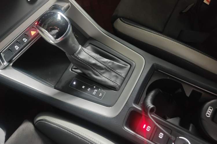 Used Audi Q3 2019 35 TFSI Advanced Dynamic Edition Gear Lever