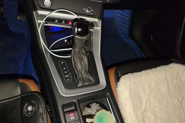 Used Audi Q3 2019 40 TFSI Fashionable and Elegant Model Gear Lever
