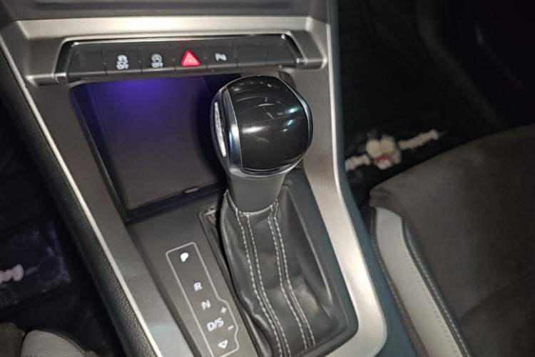Used Audi Q3 2019 40 TFSI Fashion Dynamic Model Gear Lever