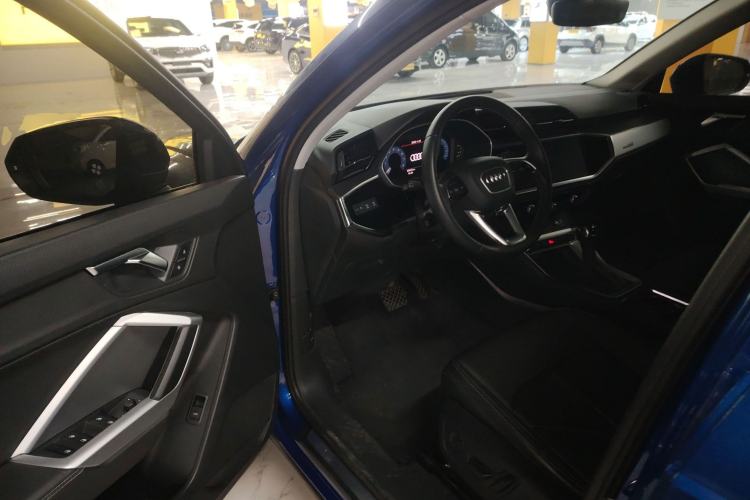 Used Audi Q3 2019 35 TFSI Advanced Style Edition Interior 3