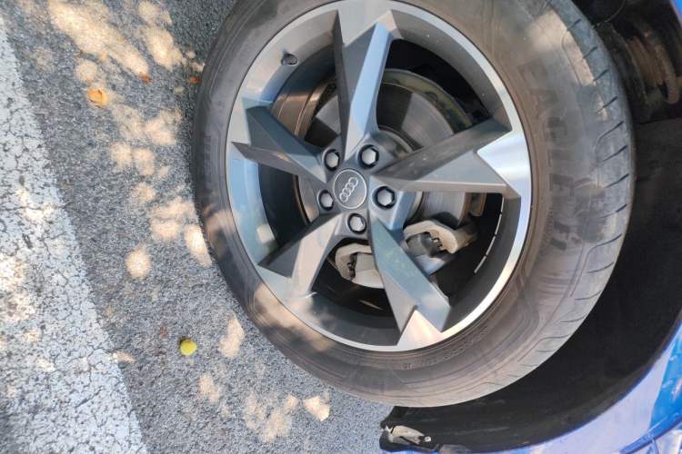Used Audi Q3 2019 40 TFSI quattro Fashion Dynamic Model Right Front Wheel Hub