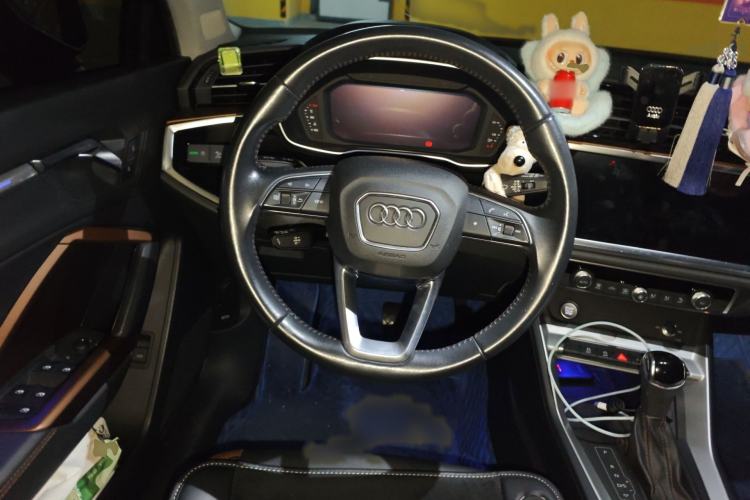 Used Audi Q3 2019 40 TFSI Fashionable and Elegant Model Steering Wheel