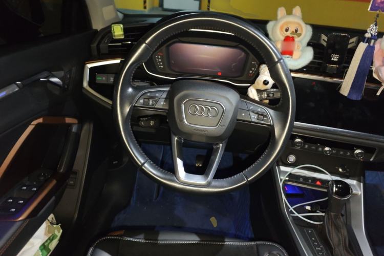 Used Audi Q3 2019 40 TFSI Fashionable and Elegant Model Steering Wheel