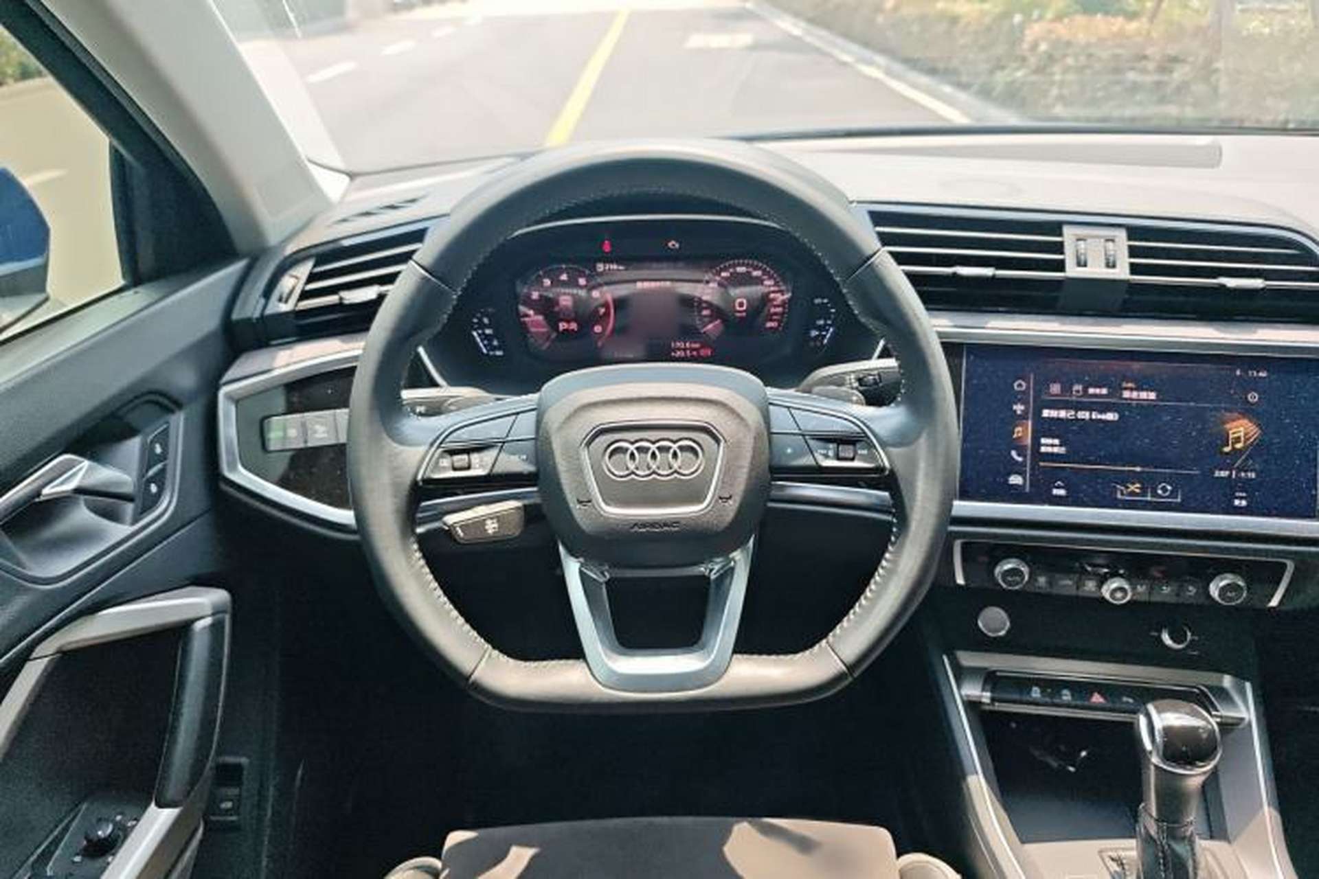 Used Audi Q3 2019 40 TFSI quattro Fashion Dynamic Model Steering Wheel