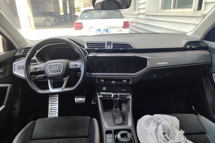 Used Audi Q3 2019 40 TFSI quattro Fashion Dynamic Model Center Console