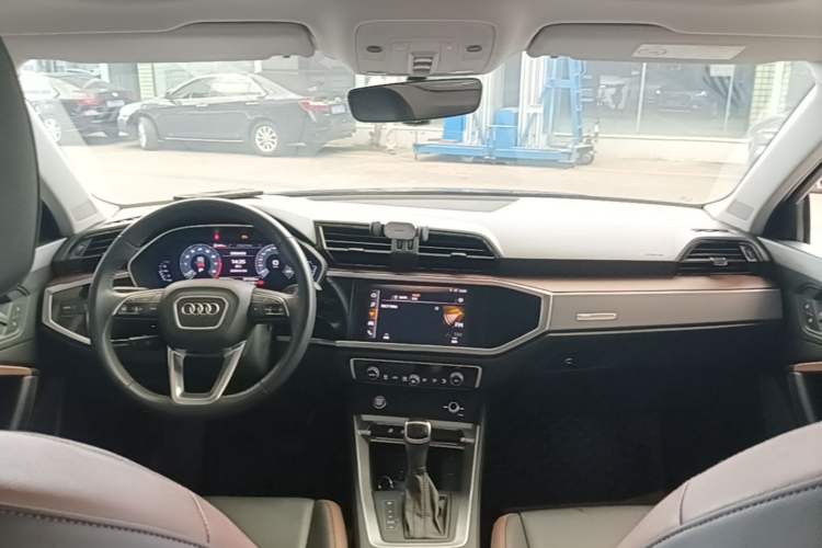 Used Audi Q3 2019 35 TFSI Fashionable and Elegant Model Center Console