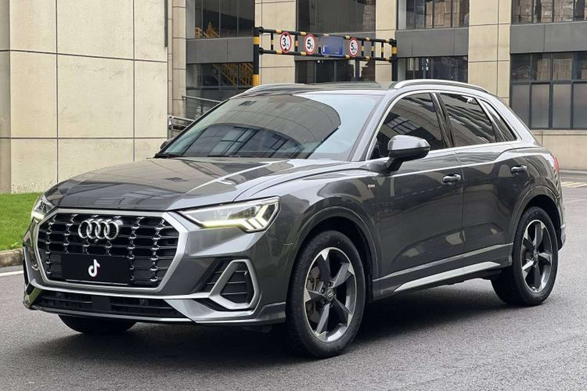 Used Audi Q3 2019 40 TFSI Fashion Dynamic Model Front Left 45 Deg