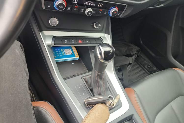 Used Audi Q3 2019 40 TFSI Fashionable and Elegant Model Gear Lever