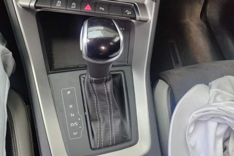 Used Audi Q3 2019 40 TFSI quattro Fashion Dynamic Model Gear Lever