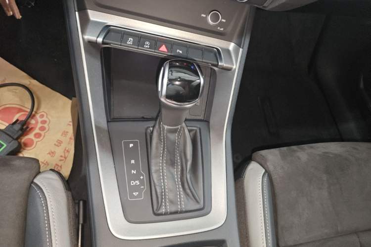 Used Audi Q3 2019 35 TFSI Advanced Dynamic Edition Gear Lever