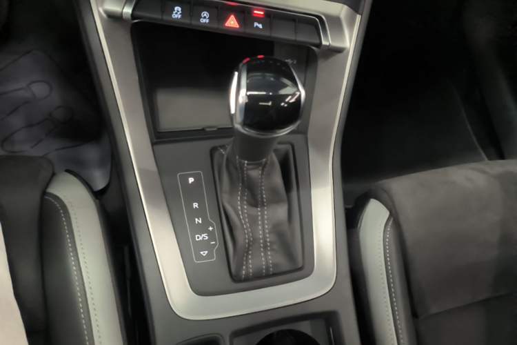 Used Audi Q3 2019 35 TFSI Advanced Dynamic Edition Gear Lever