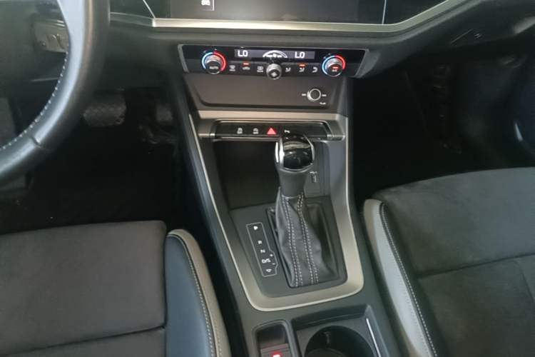 Used Audi Q3 2019 35 TFSI Advanced Dynamic Edition Gear Lever