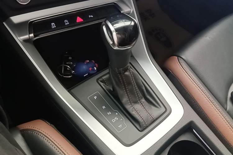 Used Audi Q3 2019 35 TFSI Fashionable and Elegant Model Gear Lever