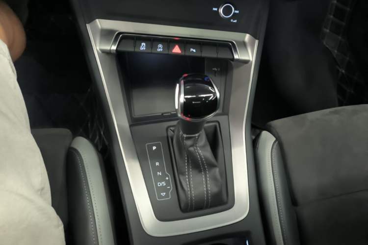 Used Audi Q3 2019 35 TFSI Advanced Dynamic Edition Gear Lever