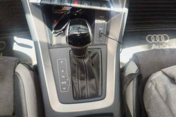 Used Audi Q3 2019 40 TFSI quattro Fashion Dynamic Model Gear Lever