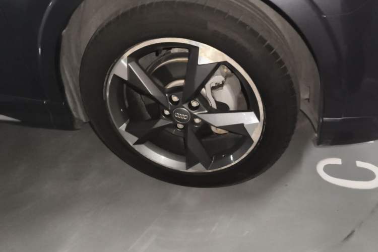 Used Audi Q3 2019 40 TFSI Fashion Dynamic Model Right Front Wheel Hub