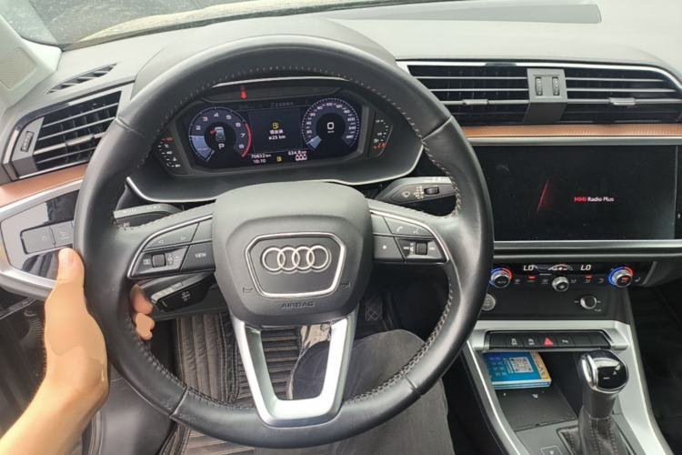 Used Audi Q3 2019 40 TFSI Fashionable and Elegant Model Steering Wheel