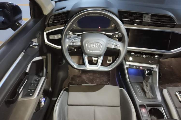 Used Audi Q3 2019 40 TFSI Fashion Dynamic Model Steering Wheel