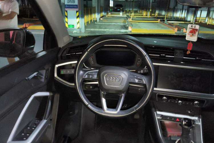Used Audi Q3 2019 35 TFSI Advanced Style Edition Steering Wheel