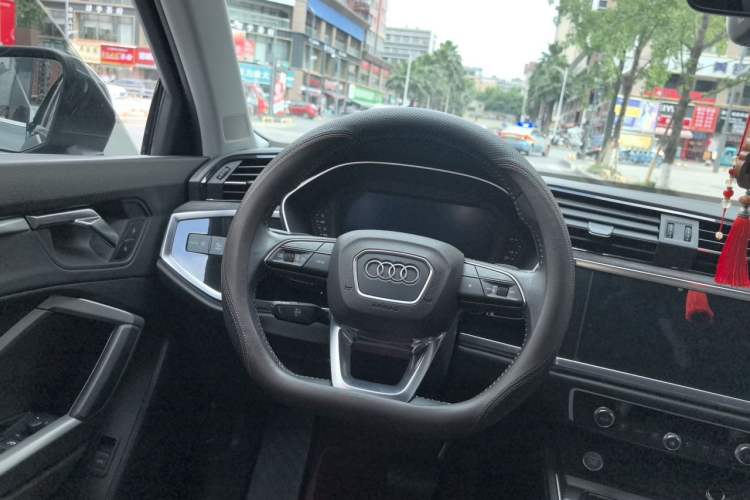 Used Audi Q3 2019 40 TFSI Fashion Dynamic Model Steering Wheel
