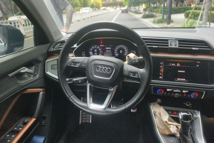 Used Audi Q3 2019 35 TFSI Fashionable and Elegant Model Steering Wheel