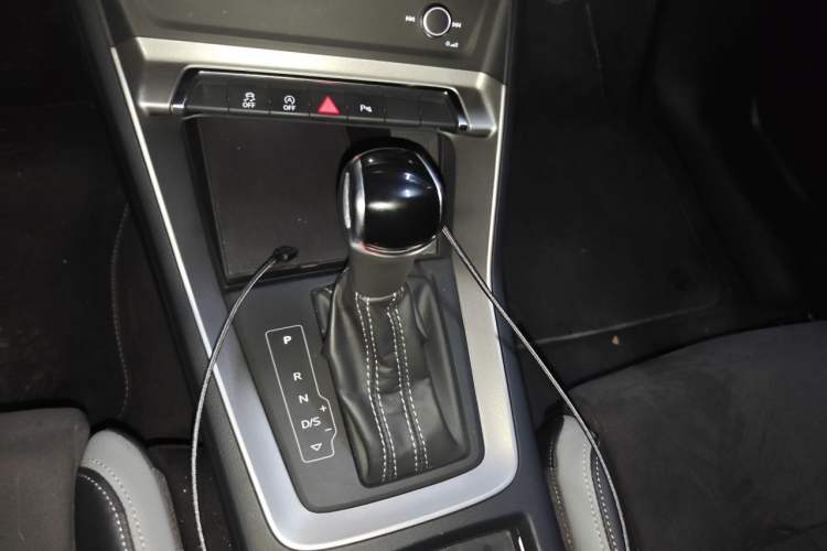 Used Audi Q3 2019 35 TFSI Advanced Dynamic Edition Gear Lever