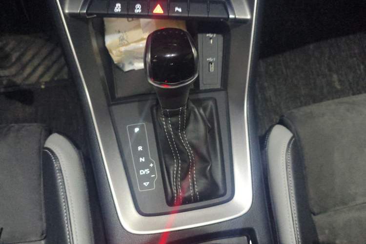 Used Audi Q3 2019 35 TFSI Advanced Dynamic Edition Gear Lever