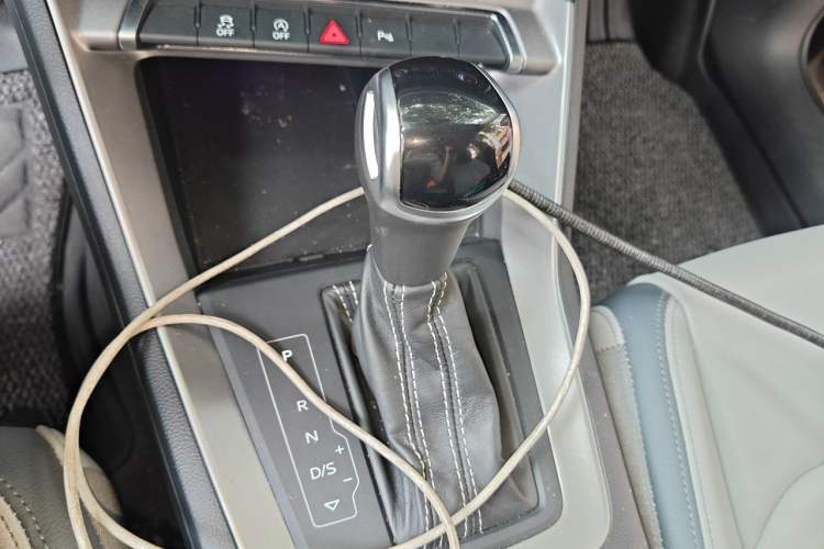 Used Audi Q3 2019 40 TFSI Fashionable and Elegant Model Gear Lever