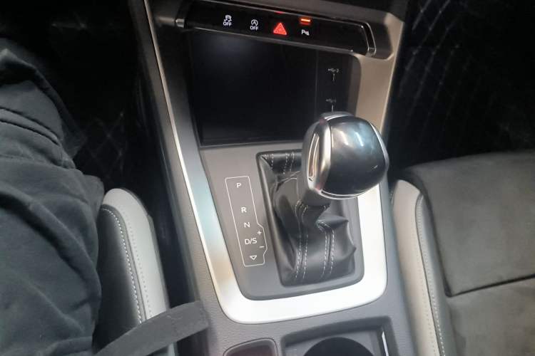 Used Audi Q3 2019 35 TFSI Advanced Dynamic Edition Gear Lever