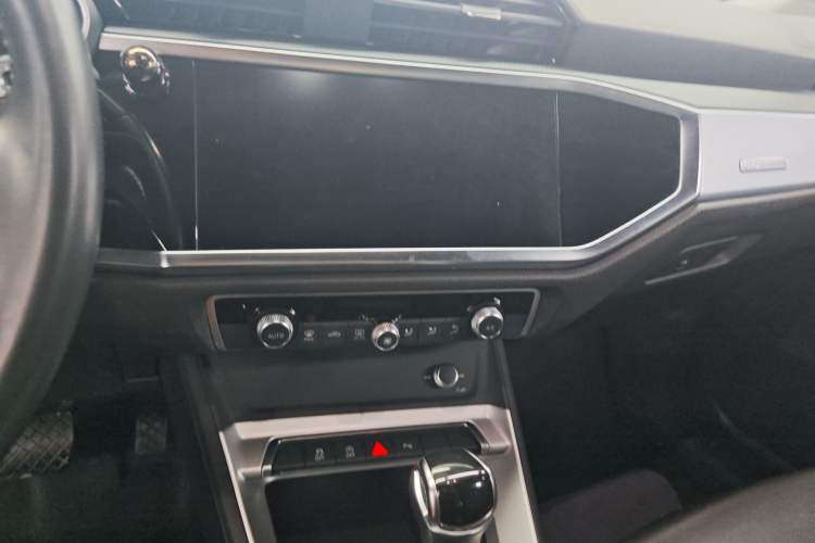 Used Audi Q3 2019 35 TFSI Advanced Style Edition Audio And AC Panel