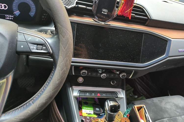 Used Audi Q3 2019 40 TFSI Fashionable and Elegant Model Audio And AC Panel