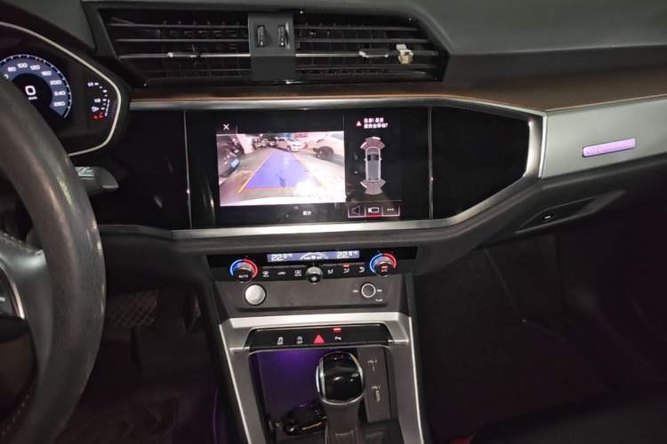 Used Audi Q3 2019 40 TFSI Fashionable and Elegant Model Audio And AC Panel