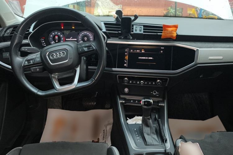Used Audi Q3 2019 35 TFSI Fashion Dynamic Model Center Console
