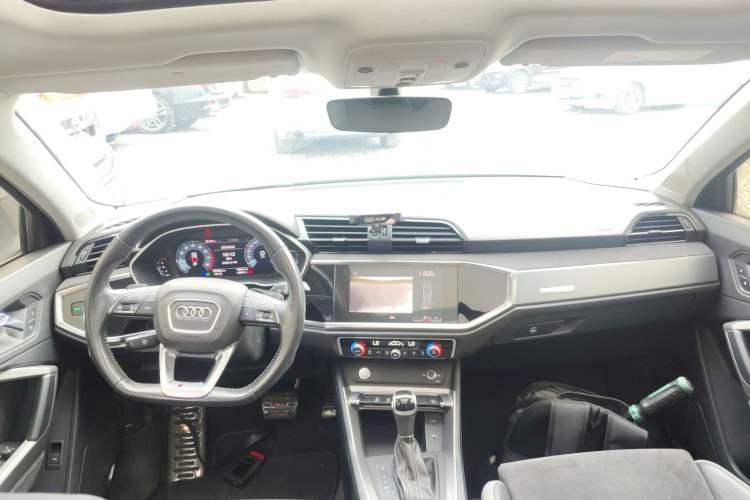 Used Audi Q3 2019 40 TFSI quattro Fashion Dynamic Model Center Console