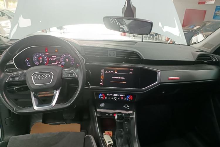 Used Audi Q3 2019 40 TFSI Fashion Dynamic Model Center Console