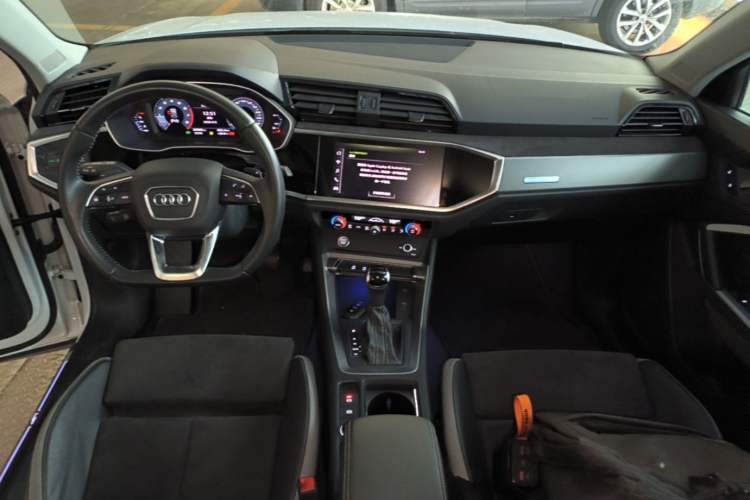 Used Audi Q3 2019 40 TFSI Fashion Dynamic Model Center Console