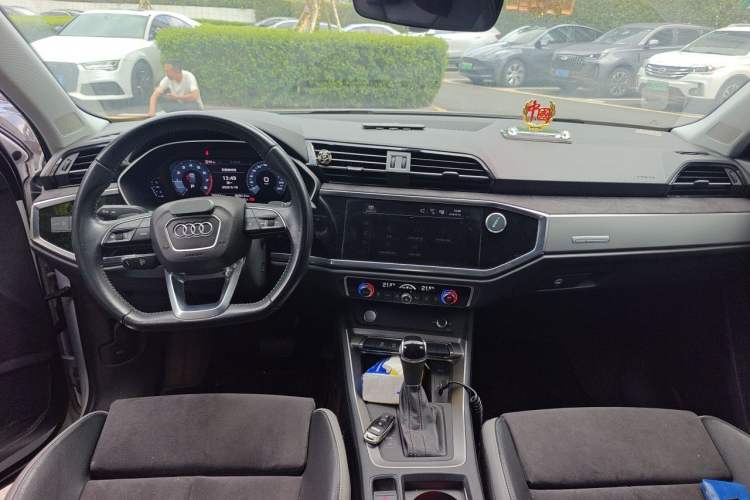 Used Audi Q3 2019 35 TFSI Fashion Dynamic Model Center Console