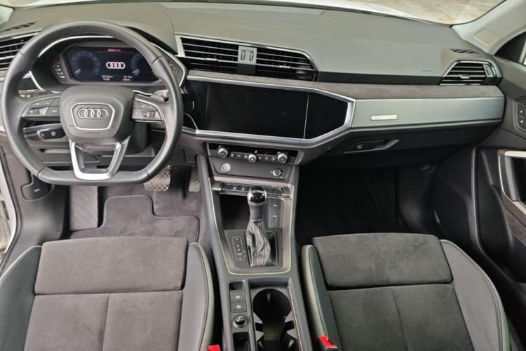 Used Audi Q3 2019 40 TFSI Fashion Dynamic Model Center Console