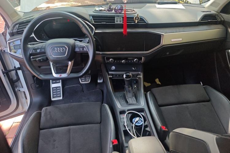 Used Audi Q3 2019 45 TFSI quattro Luxury Dynamic Edition Center Console