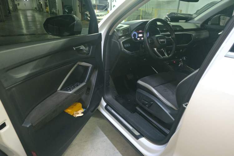 Used Audi Q3 2019 35 TFSI Advanced Dynamic Edition Driver Seat
