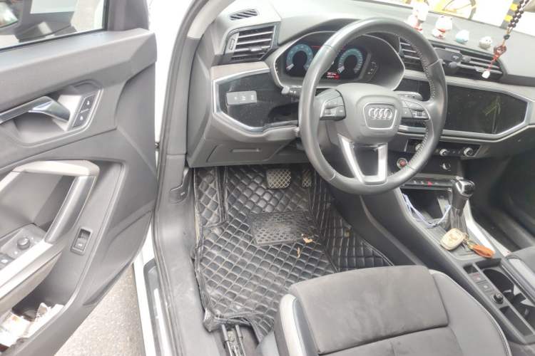 Used Audi Q3 2019 35 TFSI Advanced Dynamic Edition Driver Seat