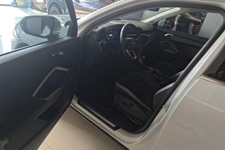 Used Audi Q3 2019 35 TFSI Advanced Dynamic Edition Driver Seat