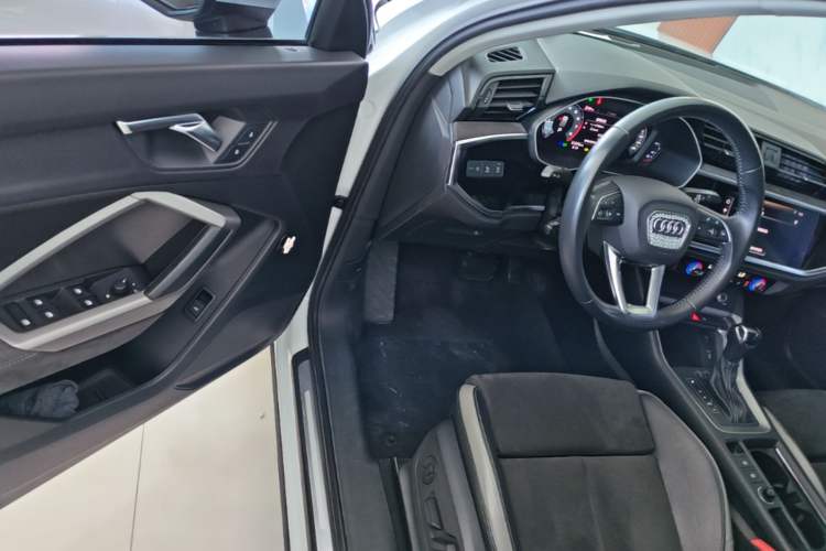 Used Audi Q3 2019 35 TFSI Advanced Dynamic Edition Driver Seat