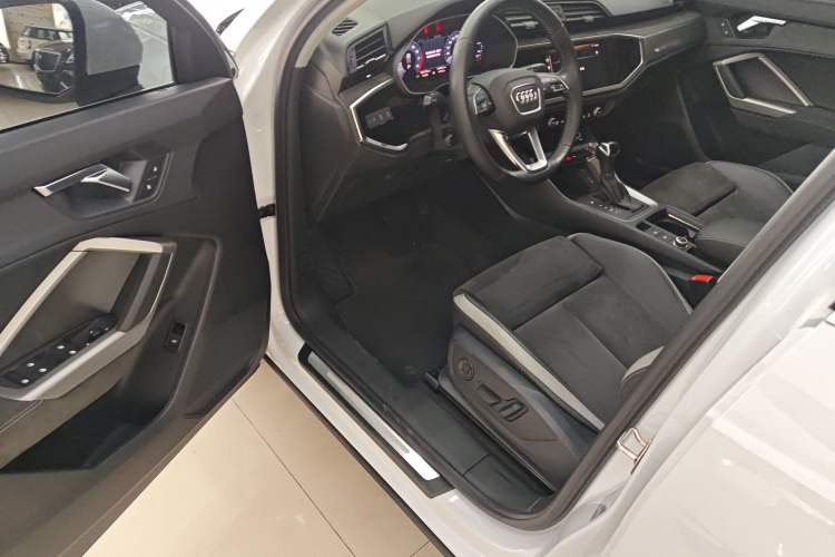 Used Audi Q3 2019 35 TFSI Advanced Dynamic Edition Driver Seat