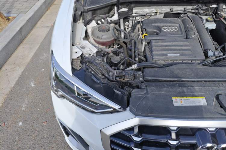 Used Audi Q3 2019 35 TFSI Fashion Dynamic Model Engine Bay Right