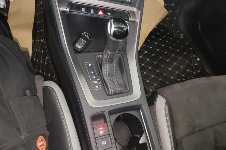 Used Audi Q3 2019 35 TFSI Advanced Dynamic Edition Gear Lever