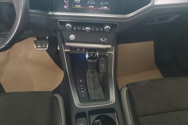Used Audi Q3 2019 40 TFSI Fashion Dynamic Model Gear Lever