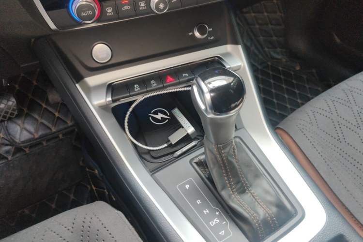 Used Audi Q3 2019 40 TFSI Fashionable and Elegant Model Gear Lever
