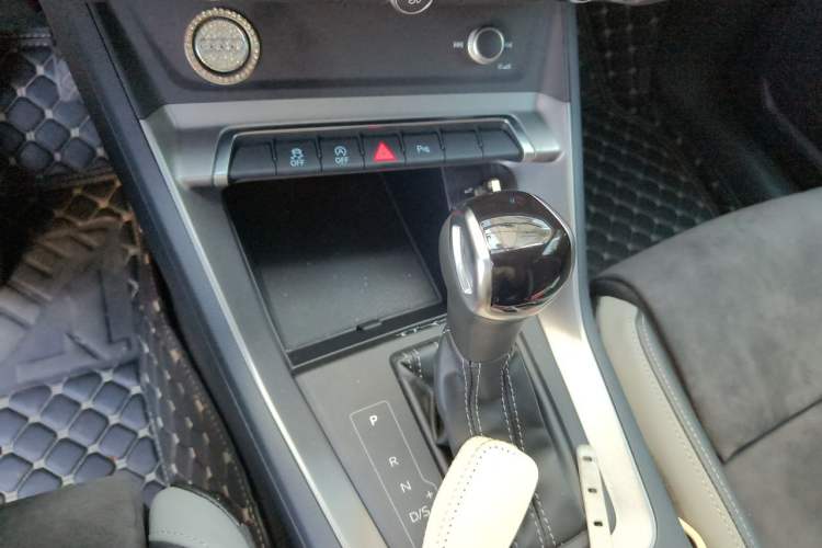Used Audi Q3 2019 35 TFSI Fashion Dynamic Model Gear Lever