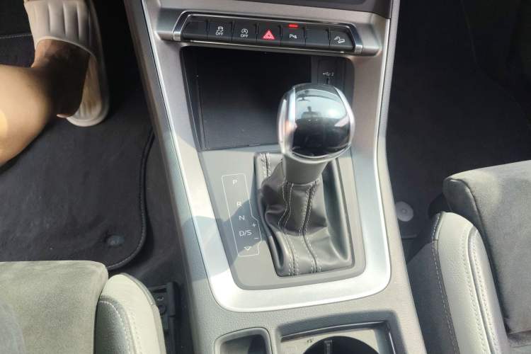 Used Audi Q3 2019 40 TFSI quattro Fashion Dynamic Model Gear Lever